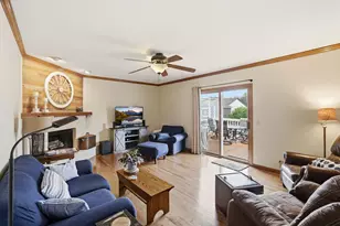637 N Lyle Ave, Elgin, IL 60123 - Photo 4