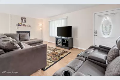 605 Commanche Court, Carol Stream, IL 60188 - Photo 4