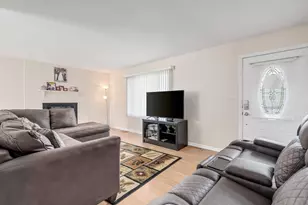 605 Commanche Ct, Carol Stream, IL 60188 - Photo 4