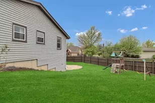 944 Richmond Ct, Elk Grove Village, IL 60007 - Photo 4