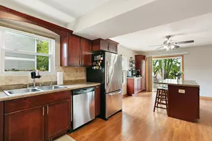 906 Oak Ridge Dr, Streamwood, IL 60107 - Photo 2