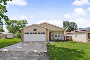 320 E Bogardus St, Paxton, IL 60957 - Photo 2