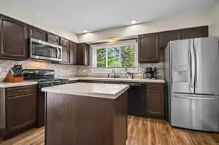 75 Wildwood Dr, Roselle, IL 60172 - Photo 4