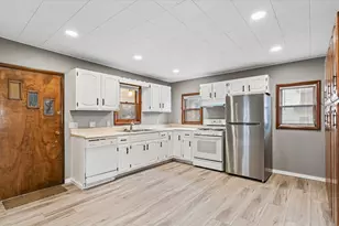 242 E Pine St, Paxton, IL 60957 - Photo 6