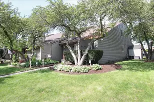949 Manchester Ct, South Elgin, IL 60177 - Photo 2