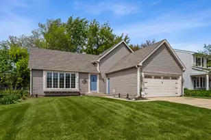 228 N Walnut Ln, Schaumburg, IL 60194 - Photo 2
