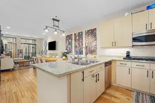 33 W Huron St, Chicago, IL 60654 - Photo 2