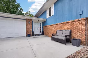32 Kenfield Cir, Bloomington, IL 61704 - Photo 2