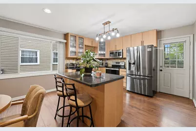 221 E Lakeside Drive, Vernon Hills, IL 60061 - Photo 10
