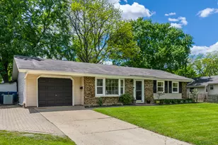 1723 Hartmann Dr, Schaumburg, IL 60193 - Photo 2
