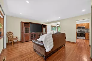 849 Hemlock Dr, Sleepy Hollow, IL 60118 - Photo 4