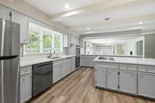 27 Sheffield Ln, Oak Brook, IL 60523 - Photo 8