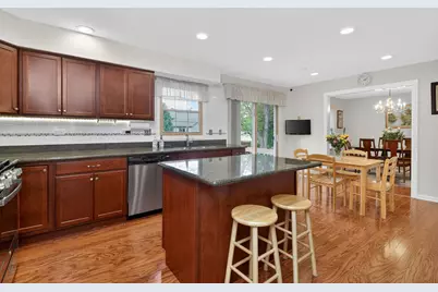 337 W Scarborough Court, Bloomingdale, IL 60108 - Photo 4