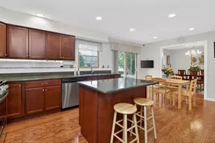 337 W Scarborough Ct, Bloomingdale, IL 60108 - Photo 4