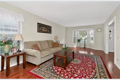 337 W Scarborough Court, Bloomingdale, IL 60108 - Photo 2
