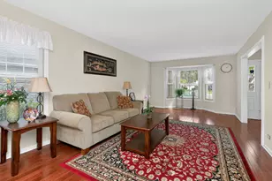 337 W Scarborough Ct, Bloomingdale, IL 60108 - Photo 2
