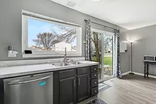 554 Alton Ct, Carol Stream, IL 60188 - Photo 6
