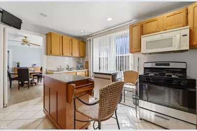 6710 N Artesian Avenue, Chicago, IL 60645 - Photo 8
