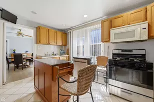 6710 N Artesian Ave, Chicago, IL 60645 - Photo 8