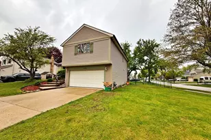 800 W Beechtree Ln, Bartlett, IL 60103 - Photo 2