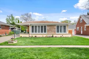 417 N Prospect Manor Ave, Mount Prospect, IL 60056 - Photo 2