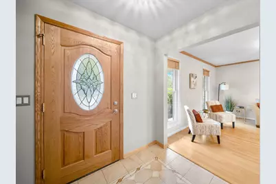 661 Thompson Boulevard, Buffalo Grove, IL 60089 - Photo 2