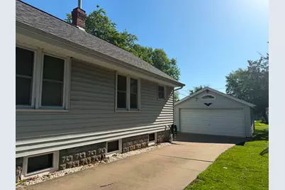 2345 Dunham Street, Clinton, IA 52732 - Photo 2