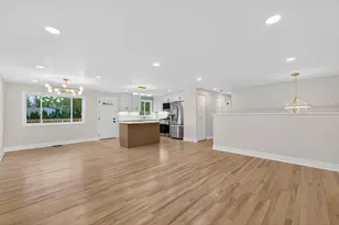 408 Desmond Dr, Schaumburg, IL 60193 - Photo 4