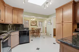 3955 W Greenleaf Ave, Lincolnwood, IL 60712 - Photo 10
