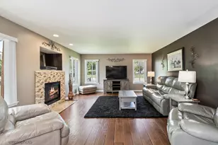 698 Fenwick Ln, South Elgin, IL 60177 - Photo 10