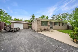 602 Bluff Ct, Streamwood, IL 60107 - Photo 2