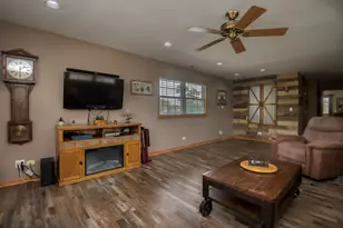 591 Sussex Ct, Elk Grove Village, IL 60007 - Photo 8