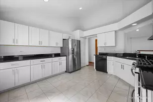 259 Arboretum Dr, Lombard, IL 60148 - Photo 8
