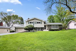 765 W Bayer Dr, Palatine, IL 60067 - Photo 2