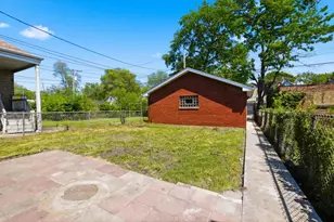 8641 S Kingston Ave, Chicago, IL 60617 - Photo 26