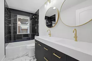 8641 S Kingston Ave, Chicago, IL 60617 - Photo 10