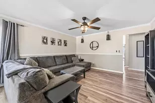 1041 Fulton Dr, Streamwood, IL 60107 - Photo 4