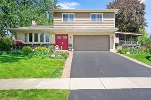 534 E Foster Ave, Roselle, IL 60172 - Photo 2