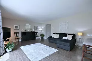 1475 Garnet Cir, Hoffman Estates, IL 60192 - Photo 6