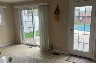 260 Brentwood Dr, Des Plaines, IL 60016 - Photo 2