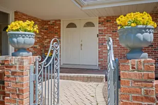 6457 Rodgers Dr, Willowbrook, IL 60527 - Photo 2