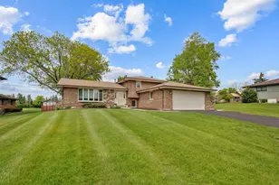 16W658 Therese Ct, Willowbrook, IL 60527 - Photo 2