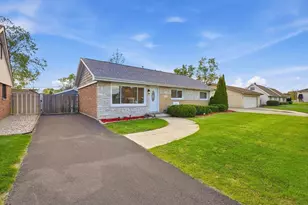 8718 Cranbrook Ln, Bridgeview, IL 60455 - Photo 2