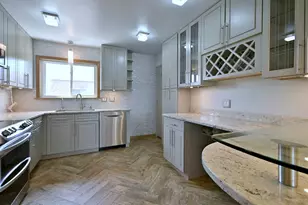 9442 Bay Colony Dr, Des Plaines, IL 60016 - Photo 2