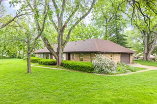 16 Green Ridge Rd, Elgin, IL 60120 - Photo 2