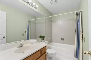 560 Woodhaven Dr, Mundelein, IL 60060 - Photo 10