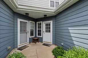 560 Woodhaven Dr, Mundelein, IL 60060 - Photo 2