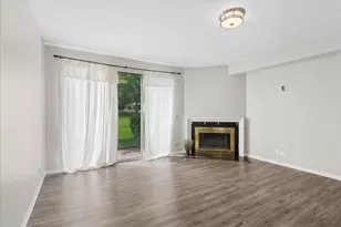 560 Woodhaven Dr, Mundelein, IL 60060 - Photo 4