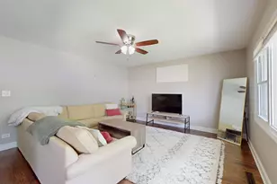 305 Cedar Ct, Streamwood, IL 60107 - Photo 2