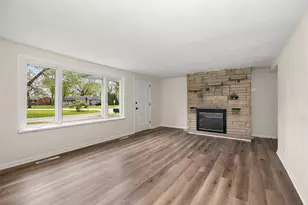 988 Spruce Ln, Saint Anne, IL 60964 - Photo 4